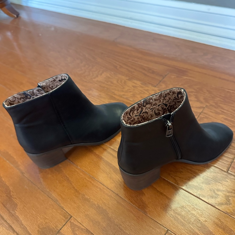 Lucky Brand Black Leather Ankle Booties with Stacked Heel NWT - Picture 5 of 8